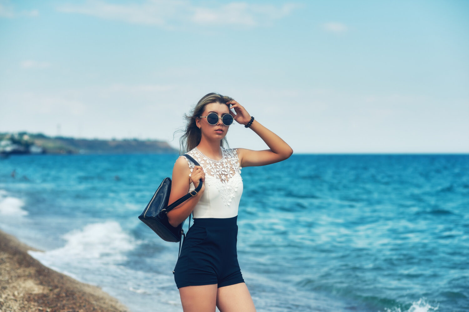 在款式搭配上,黑白配適當的露膚度是打造清爽感的關鍵。圖/123RF圖庫