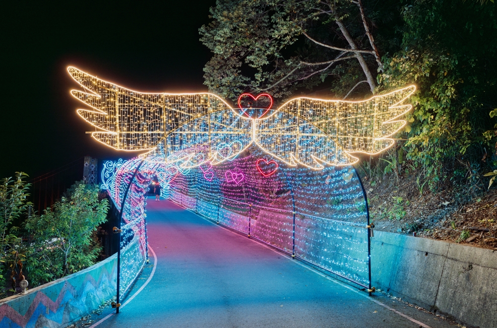 大同鄉寒溪吊橋附近的燈飾裝置。圖/大同鄉公所提供
