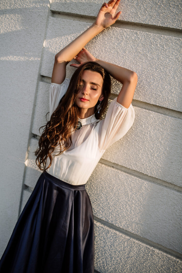 選擇清透感的薄紗或是雪紡,也能為夏天的黑白配帶來清爽感。圖/123RF圖庫