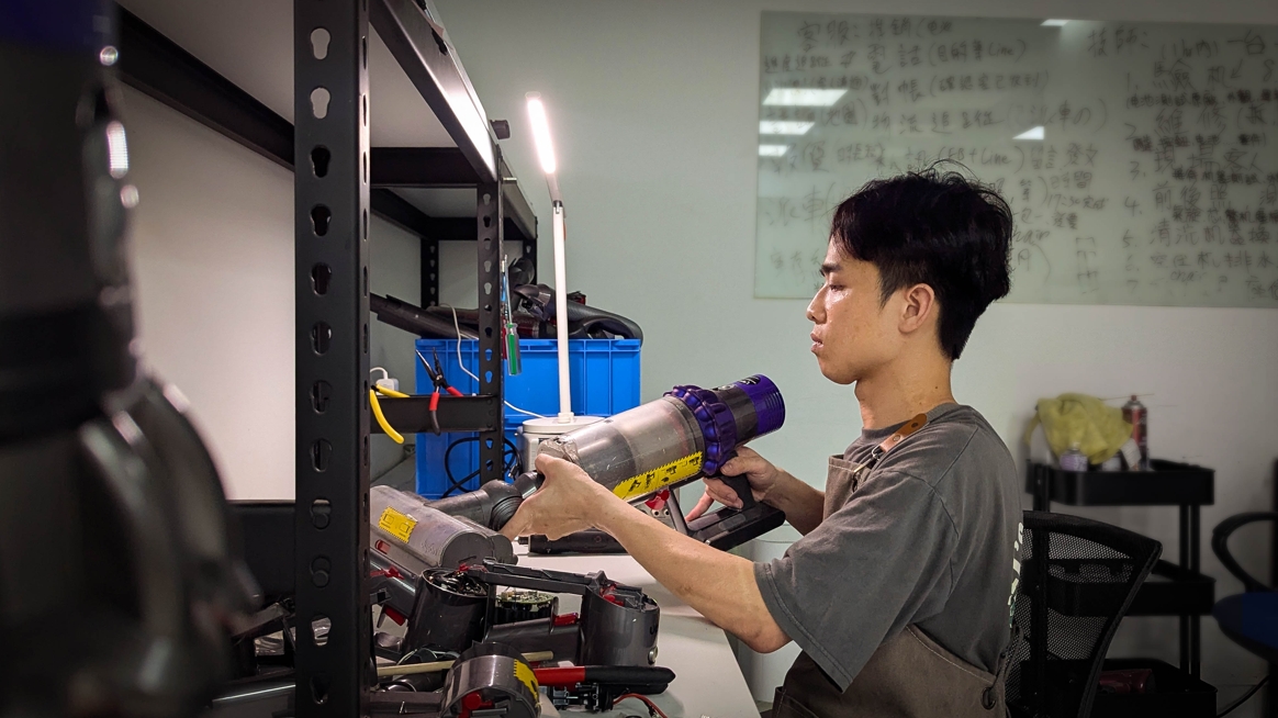 曹世春在工作檯認真清洗家電，靠著好口碑贏得客戶信任。圖/淨器先生提供