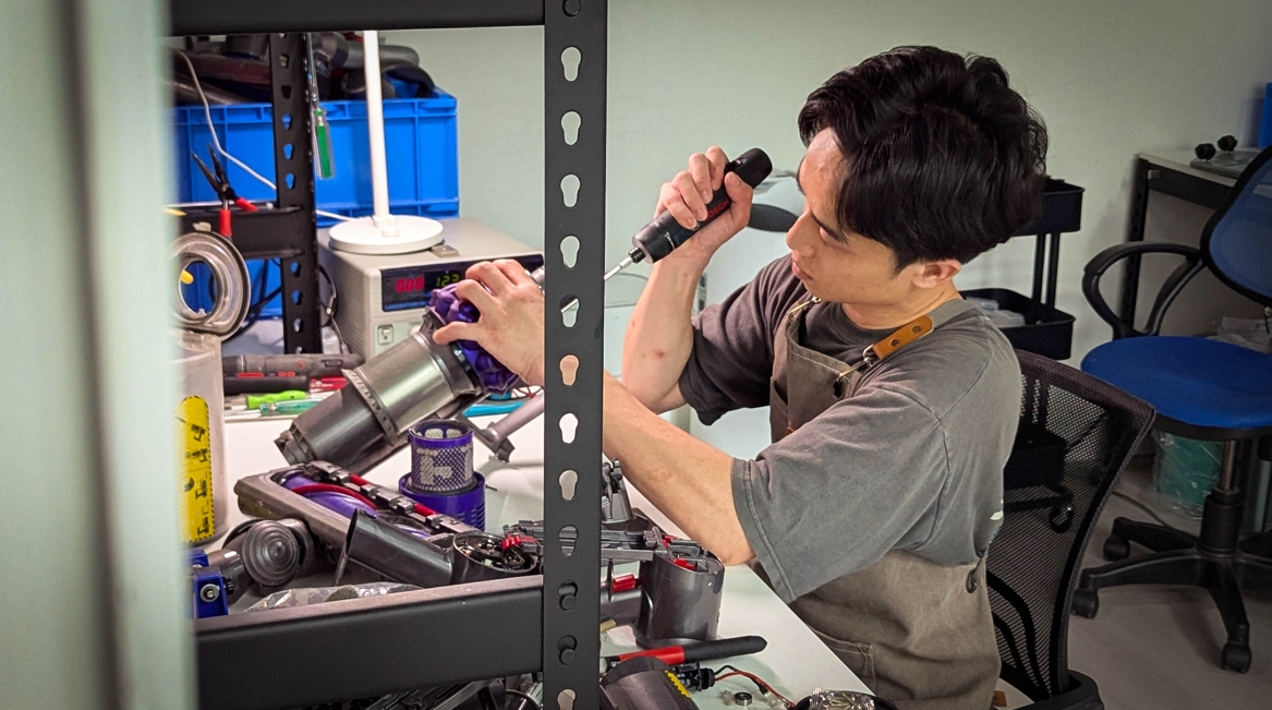 曹世春制定清洗標準流程，整理成系統化的作業SOP，讓他和團隊都能照著SOP清洗家電，有助於拓展生意規模。圖/淨器先生提供