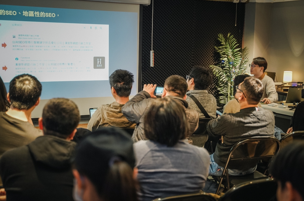 朱韋縉(第一排最右側)在數位行銷領域耕耘已久,也協助許多企業優化SEO。圖/漢提斯行銷提供