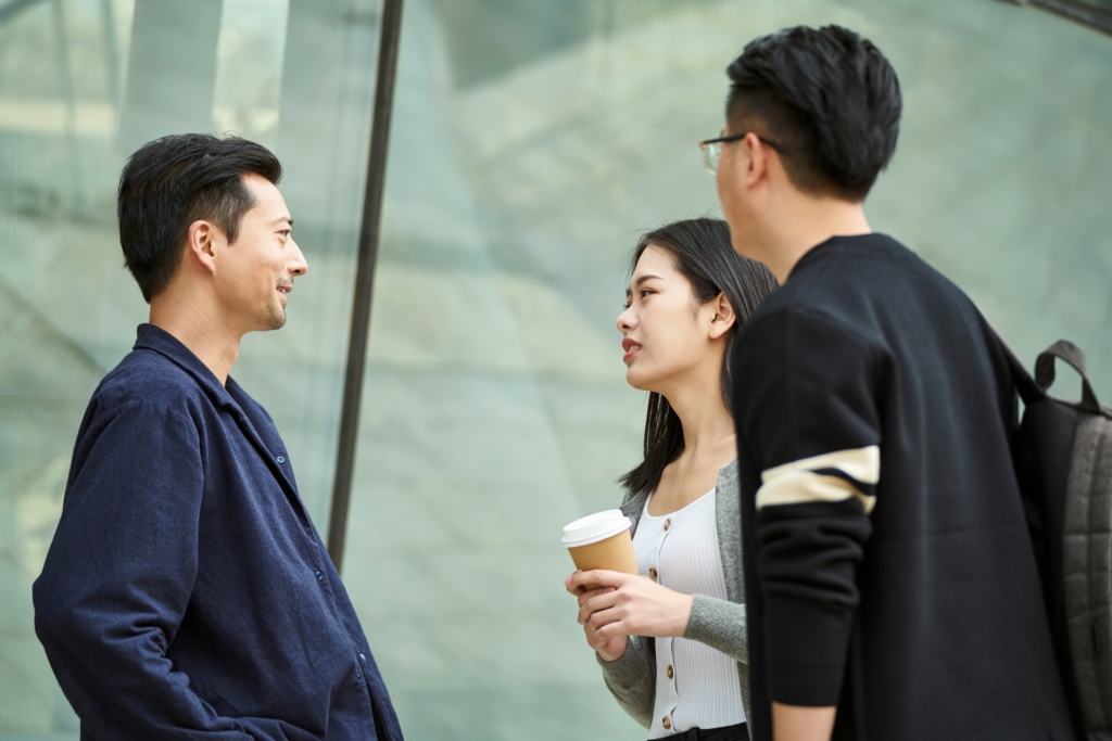 很多時候,我們容易跟同事停留在「最近還好嗎?」這樣的淺層交流。圖/123RF圖庫