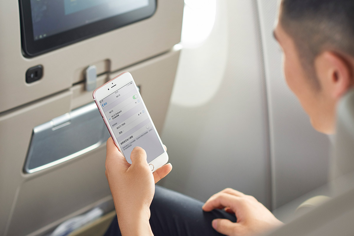 華航提供全艙免費Wi-Fi,讓旅客熱線不間斷。此為示意圖。圖/華航提供