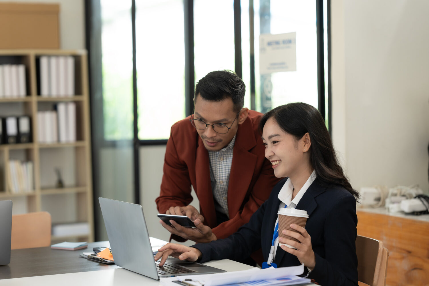 追蹤型問題的核心理念在於「以問題引導問題」。這會讓妳跟同事深入的談論一個議題。圖/123RF圖庫