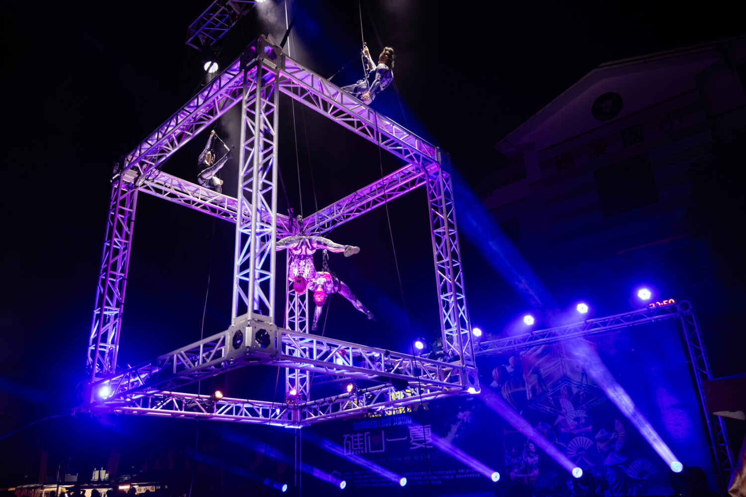 義大利垂直劇院在礁溪夜空獻上充滿詩意與戲劇張力的空中表演。圖/礁溪鄉公所提供