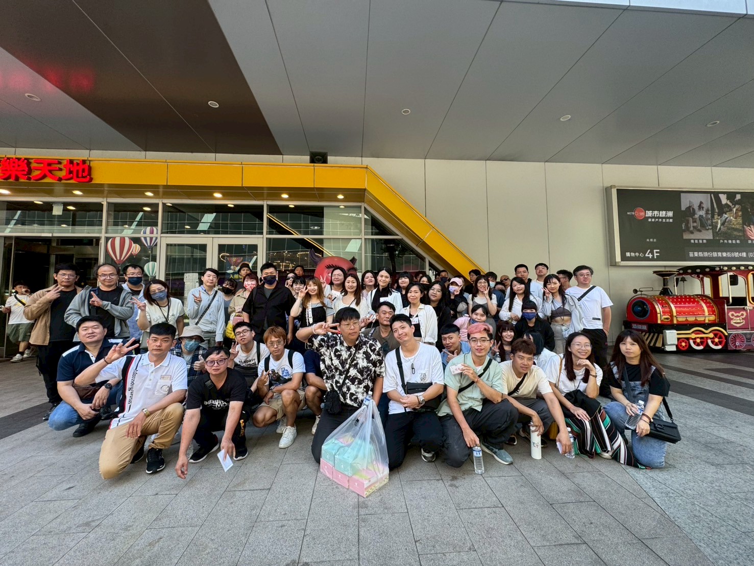 戀愛好事多在遊樂園舉辦的聯誼活動,讓人們在歡樂的氛圍中,自然拉近與心儀對象的距離。圖/戀愛好事多提供