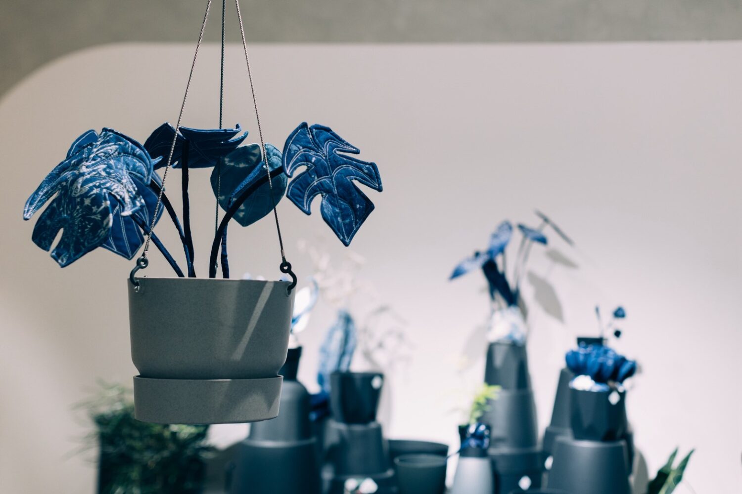 藍染布料構成一種無需澆灌、不會凋萎的「布料植物」，成為後自然時代的想像載體。圖/杉畝藝術提供