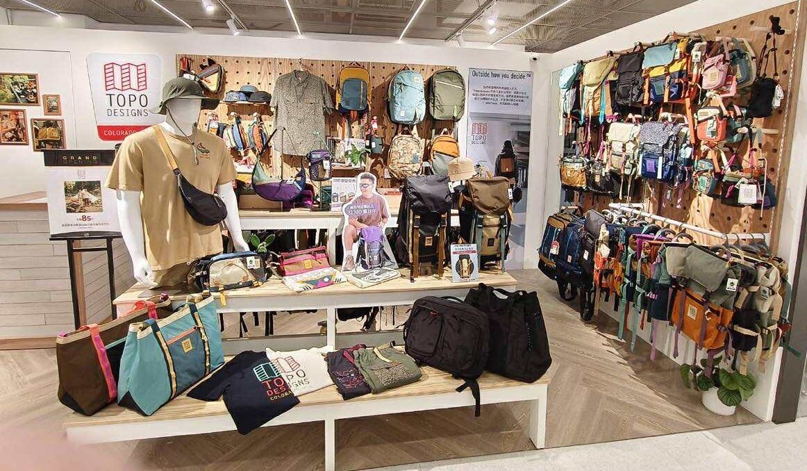 美國戶外風格品牌TOPO DESIGNS正式進駐統一時代百貨DREAM PLAZA,展示一系列經典款背包。圖/TOPO DESIGNS提供