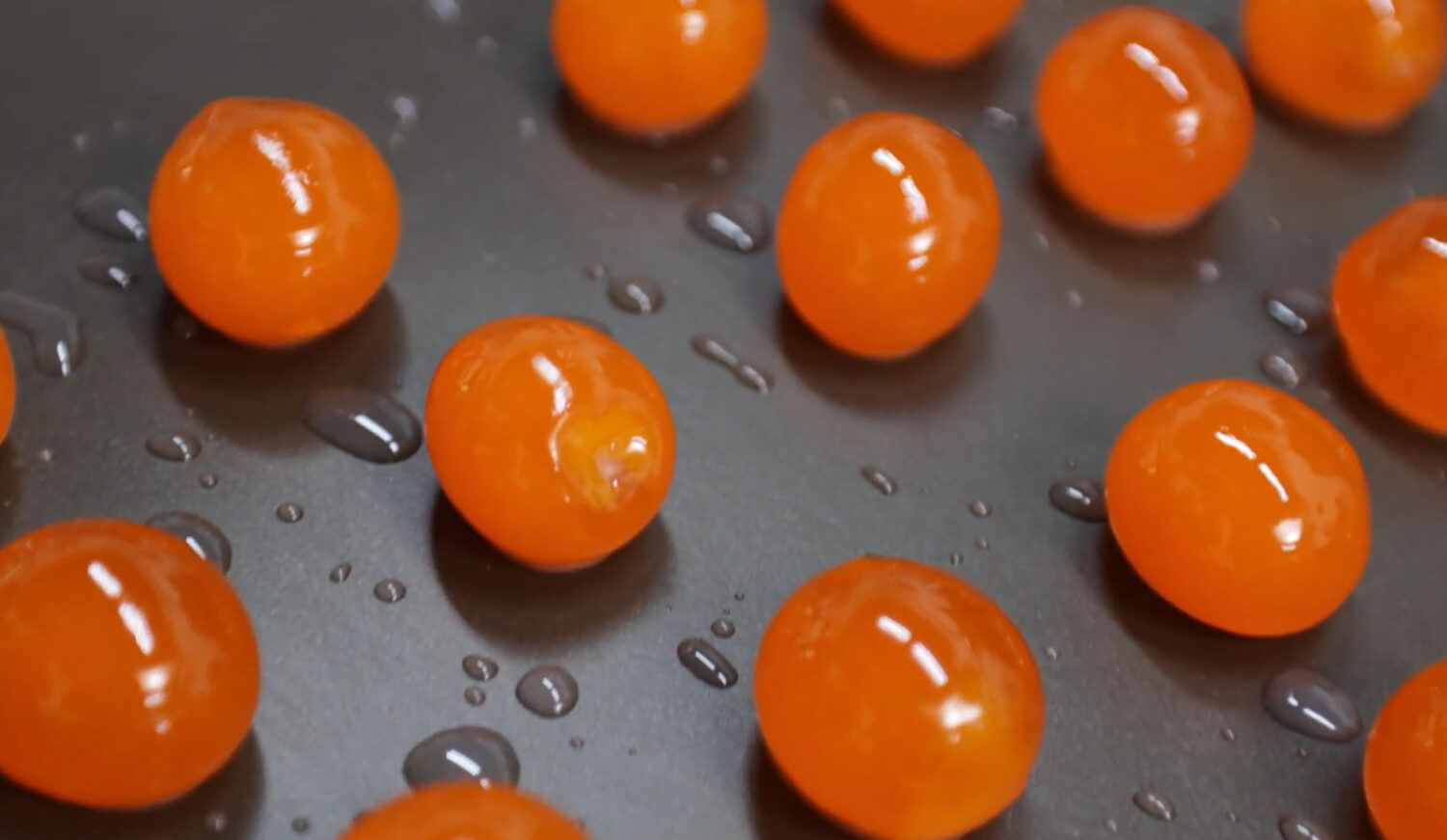 金獎老闆娘親自手洗鹹蛋黃，飽滿的蛋黃讓蛋黃酥更有香氣。圖/露伊莎的廚房提供