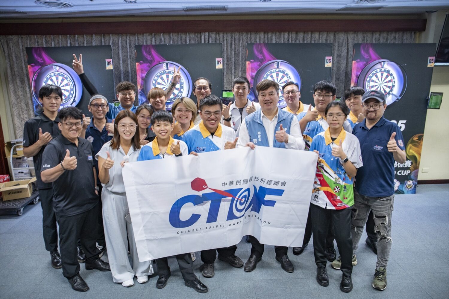 台灣國家代表選手、領隊、裁判與郭總會長交流賽前合影。