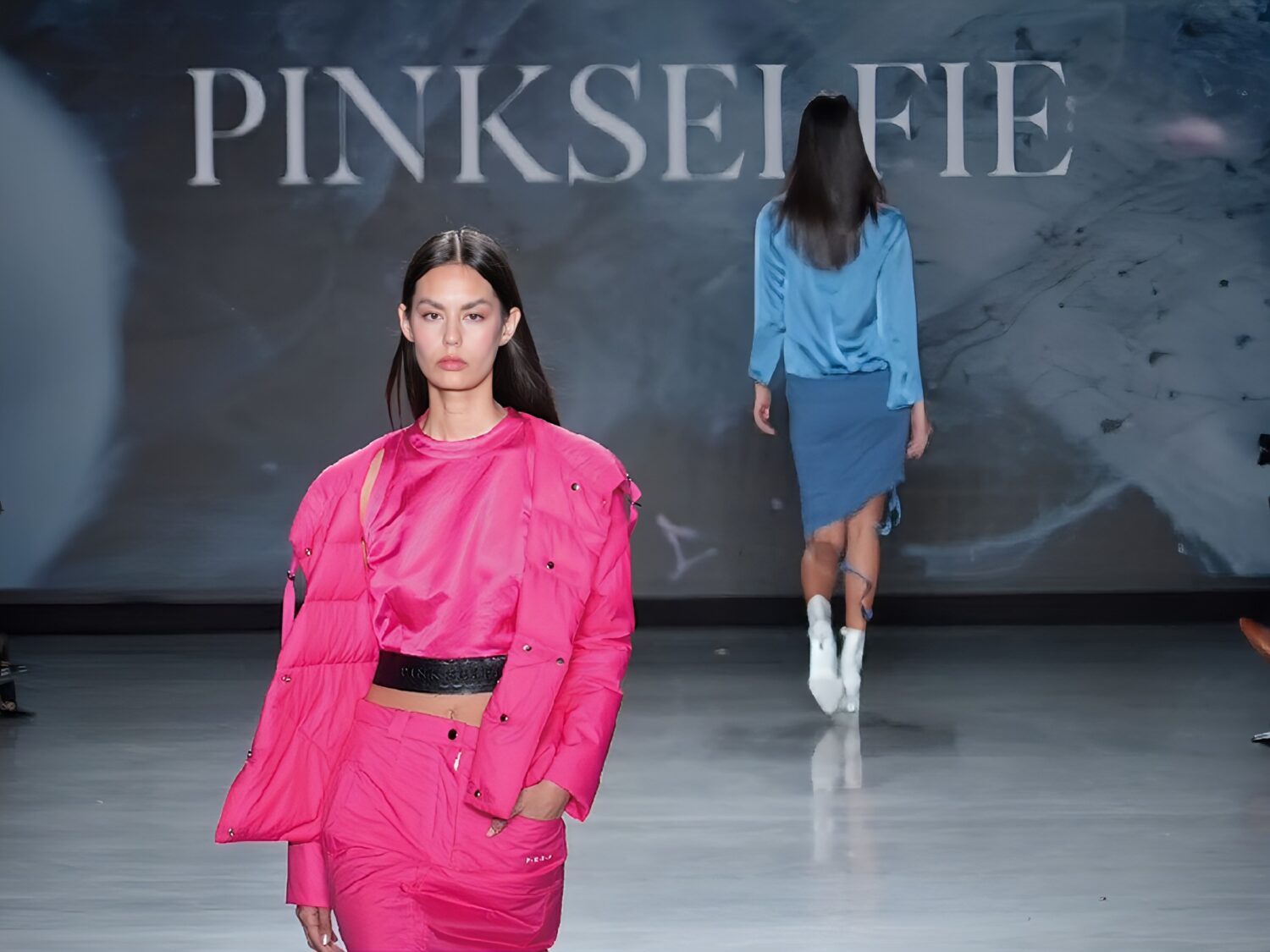 全新系列以女性自我力量與多元生活為核心，受到現場媒體與國際買家關注。圖/PINK SELFIE提供