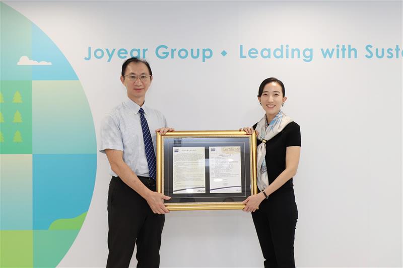 久年機構於25日舉行永續授證典禮,久年機構總經理郭彥君(右)接受由法國標準協會頒發的永續認證書。圖/久年機構提供