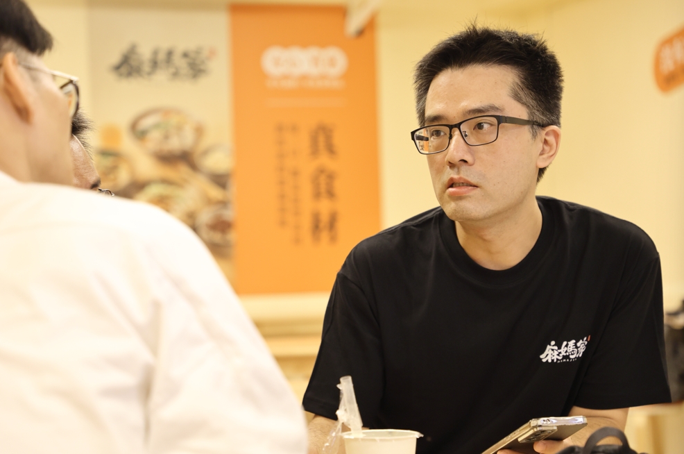 創辦人游米育(Jerry)每日皆會巡視7間分店,在門市裡與團隊討論營運細節。圖/眾旺餐飲提供