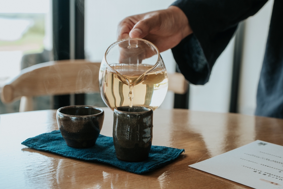 行程也有安排茶席品茗體驗，讓人靜坐茶席間，啜飲甘醇茶湯，遠眺碧海藍天，感受大自然的壯闊。圖/澎管處提供