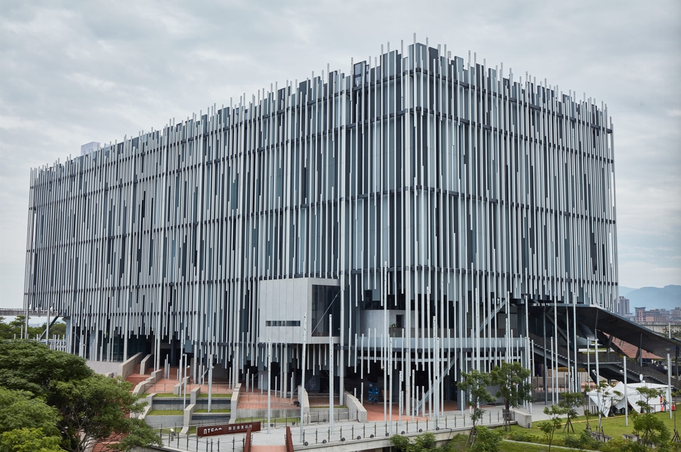 久年機構承攬新北市美術館營造工程,落實設計理念,自然律動的意象巧妙轉譯後,呈現線條感十足的建築外觀。圖/久年機構提供