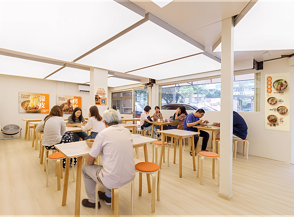 以明亮的設計與舒適冷氣環境,讓家庭與上班族都能在社區裡享受輕鬆的一餐。圖/眾旺餐飲提供