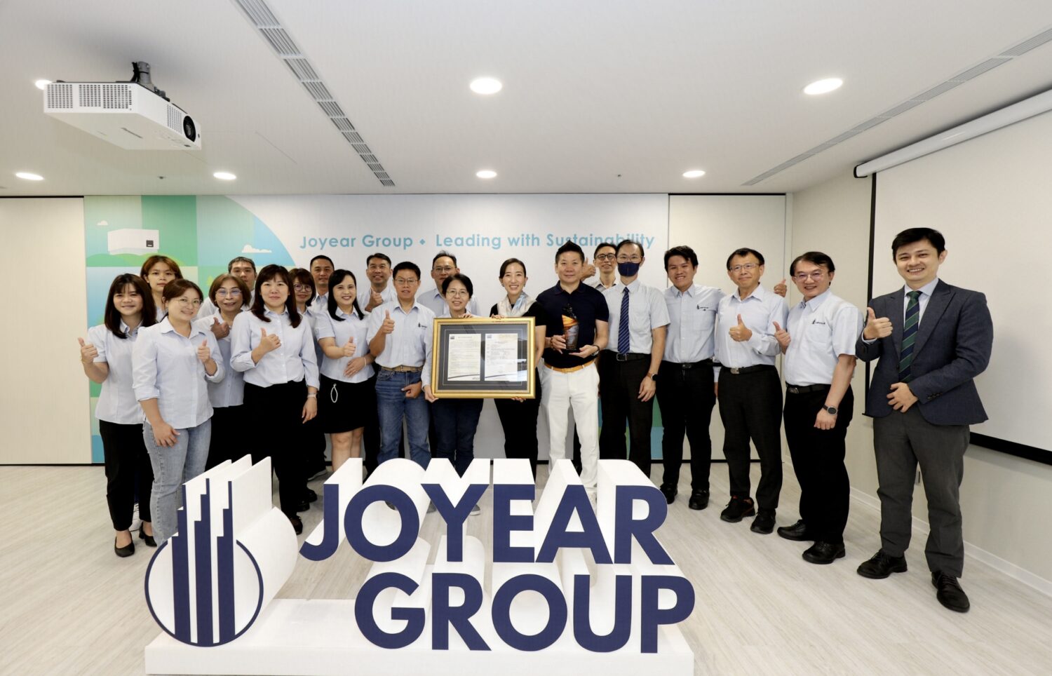 久年機構企業同仁於永續授證典禮現場,共同見證企業永續里程碑。圖/久年機構提供