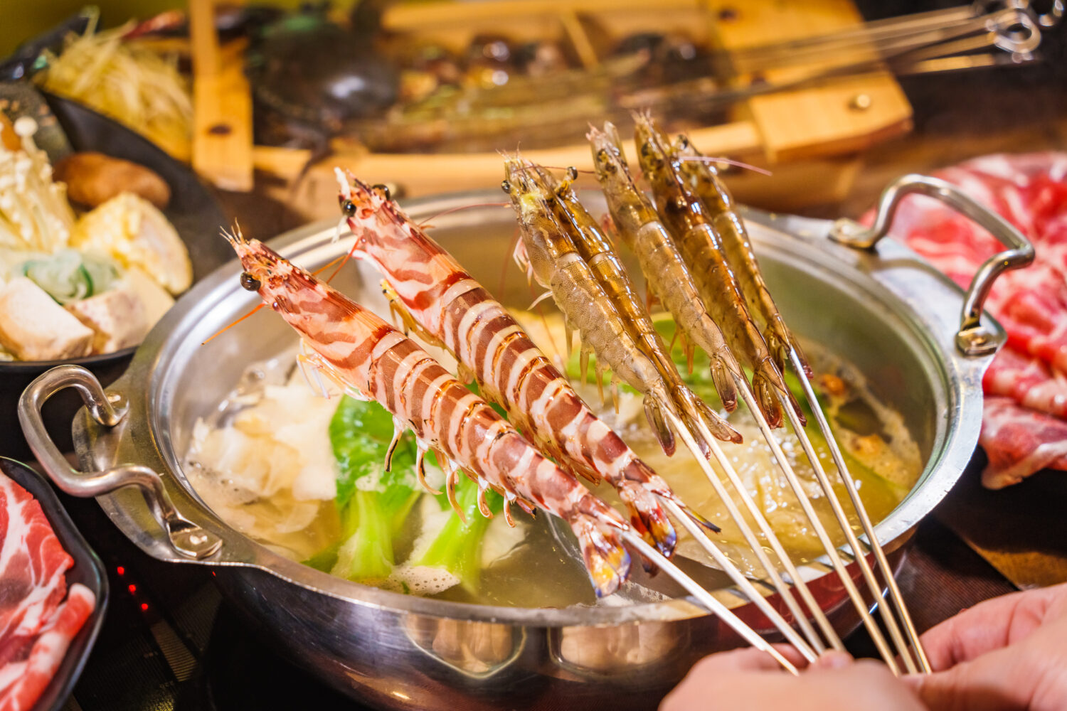 厚切生魚片、活海鮮搭配鍋物，讓民眾吃得滿足又過癮。圖/海牧鍋物提供