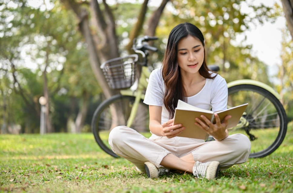 將注意力轉移到自己身上,多看書或是充實自己,用專業成就取代情感依賴。圖/123RF圖庫