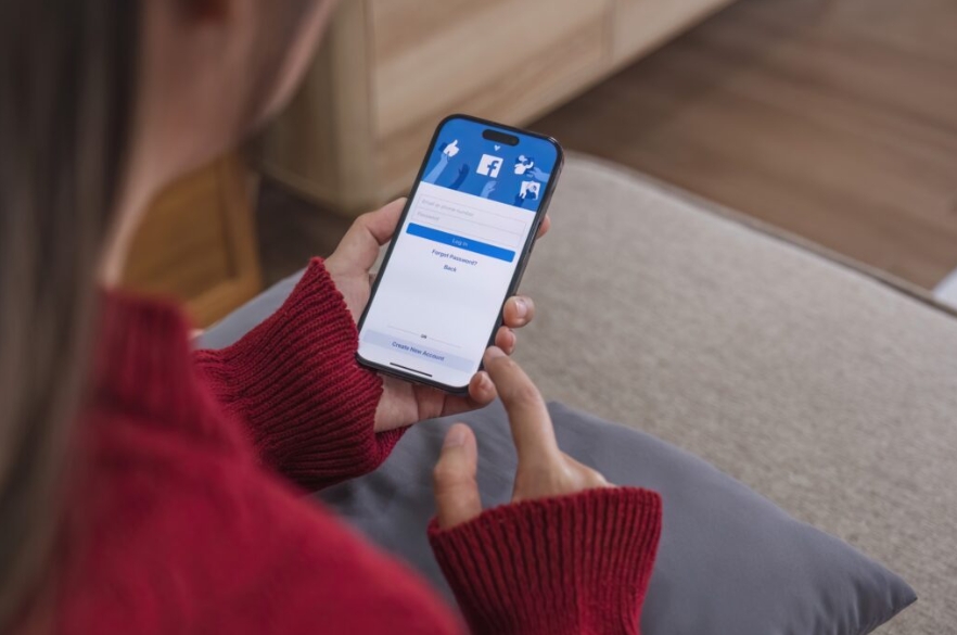 如果妳發現，前任開始頻繁地瀏覽妳的社群動態，這可能是他們想要引起妳注意的方式。圖/123RF圖庫