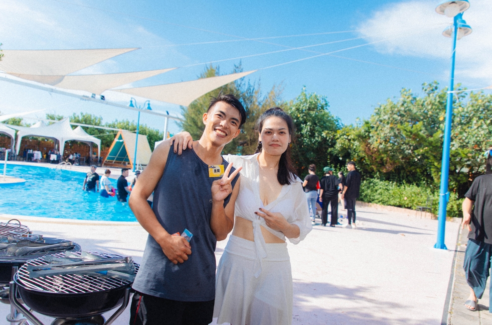 燒烤區香氣四溢，參加者們分工合作，有人負責翻烤，有人遞上調料，默契在無形中建立。圖/戀愛好事多提供