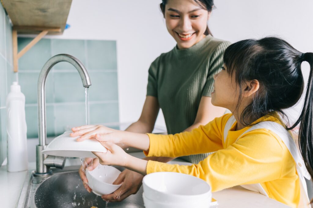 不少女性婚後選擇離開職場,為了育兒以及照顧丈夫,放棄實現自我的大好機會。圖/123RF圖庫