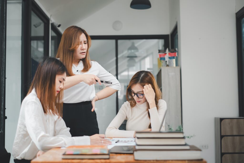 有些同事或是朋友總是在消耗我們的能量,要學會斷開並保持自尊心。圖/123RF圖庫