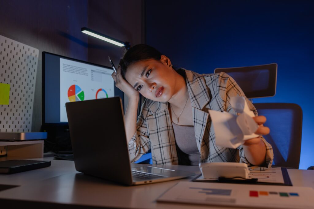 盲目熬夜吃苦可能導致身心俱疲,更可能錯失提升專業能力的機會。圖/123RF圖庫