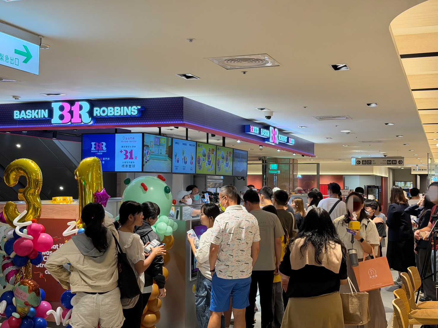 開幕當天想要享受冰涼美味的顧客蜂擁而至，現場人氣滿滿。圖/31冰淇淋提供