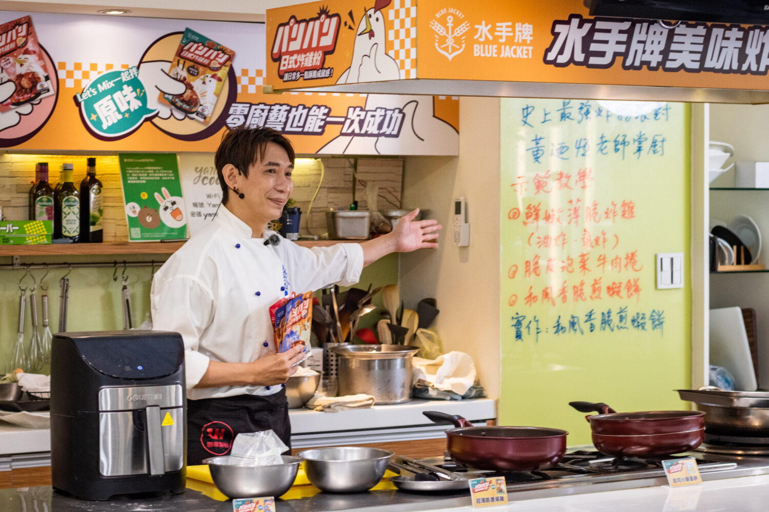 藍帶主廚黃迺恆親自示範多款創意炸物,更帶領學員動手實作,體驗全新日式炸雞粉系列的魅力。圖/聯華製粉提供
