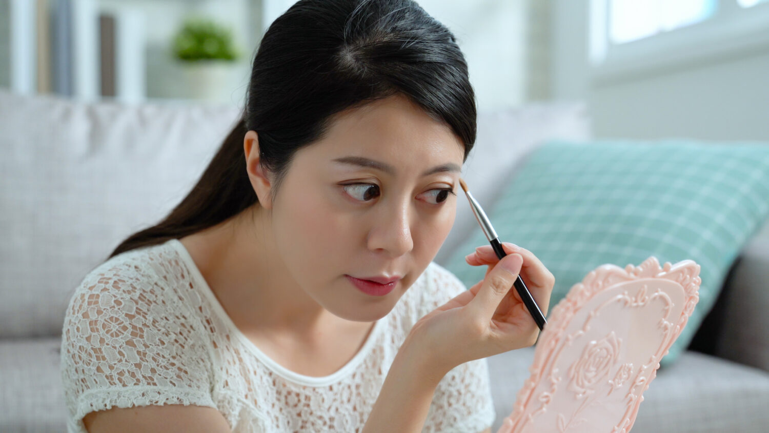 眉毛的粗細應該與臉型相配合,化妝的時候畫好眉毛也會讓眼神更有精神。圖/123RF圖庫