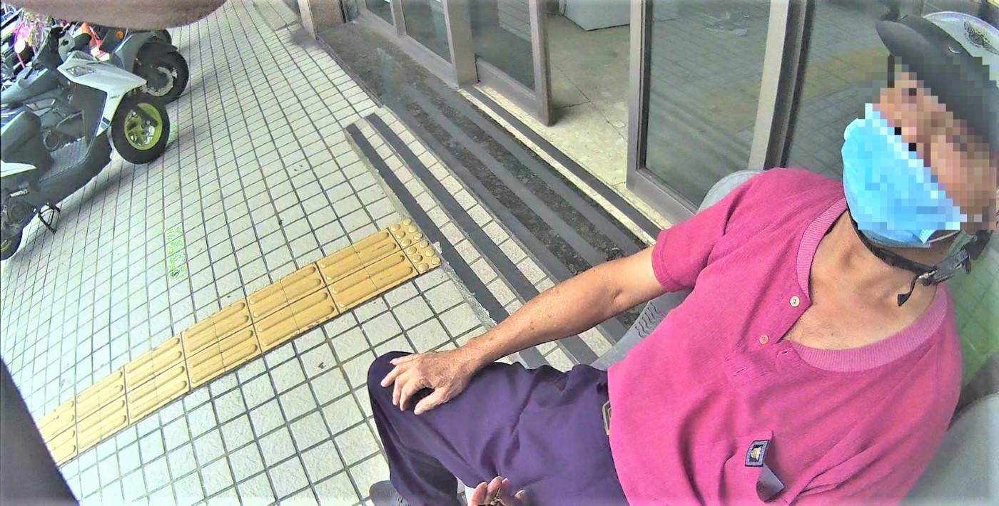 外出身體不適  後湖警助老翁返家