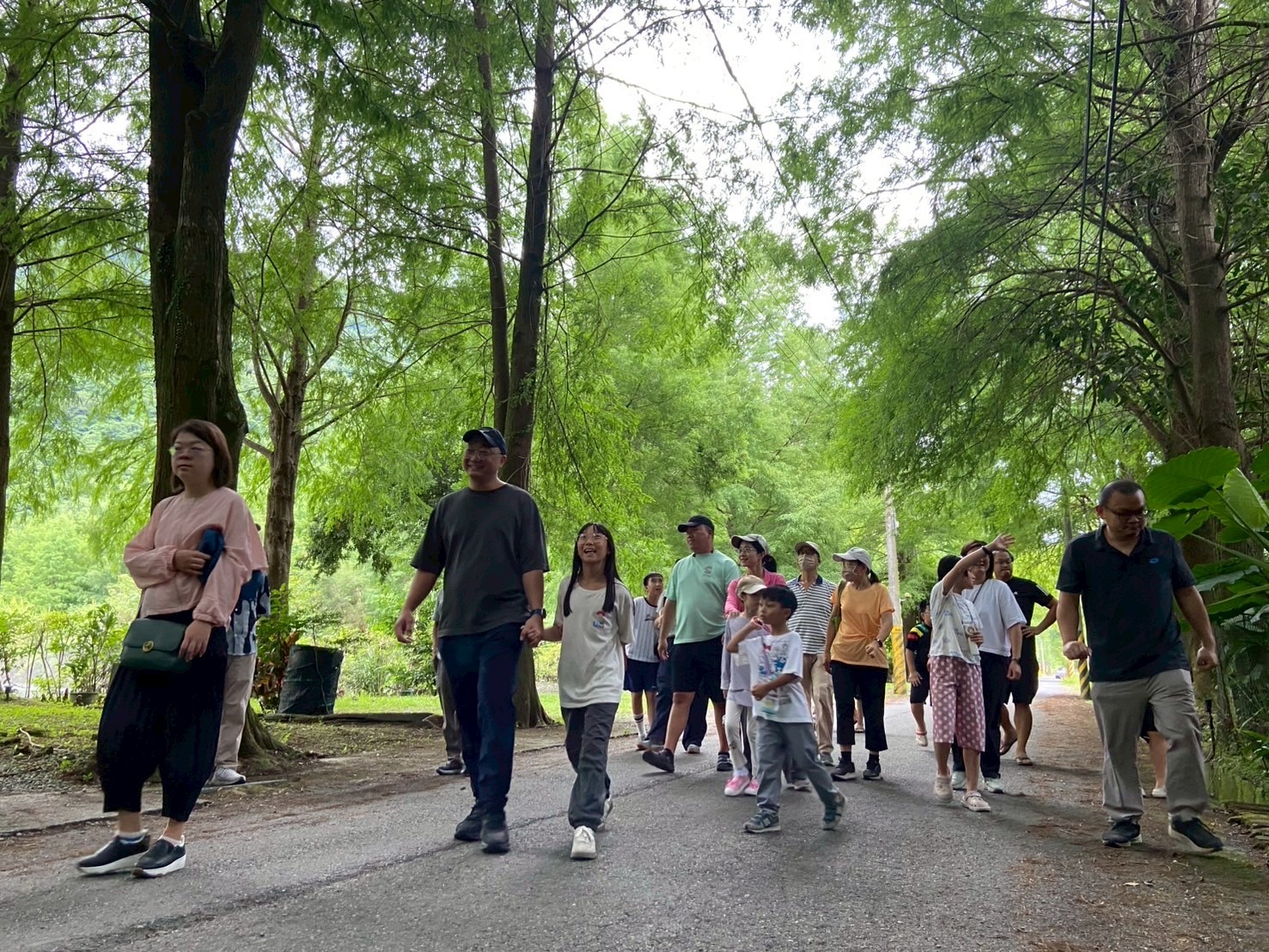 參與者在森林步道中由導覽員帶領，實地觀察自然環境與農業的連結，理解循環與永續在生活中的具體樣貌。