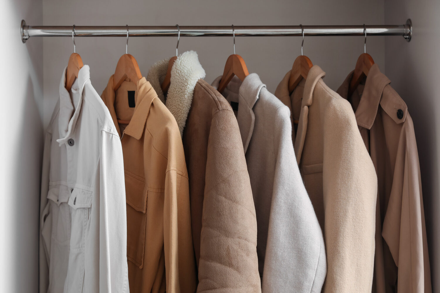 每個月花一點時間,檢視家中不需要的物品,像是衣櫃裡面的多餘衣物,並將其捐贈、回收或丟棄。圖/123RF圖庫