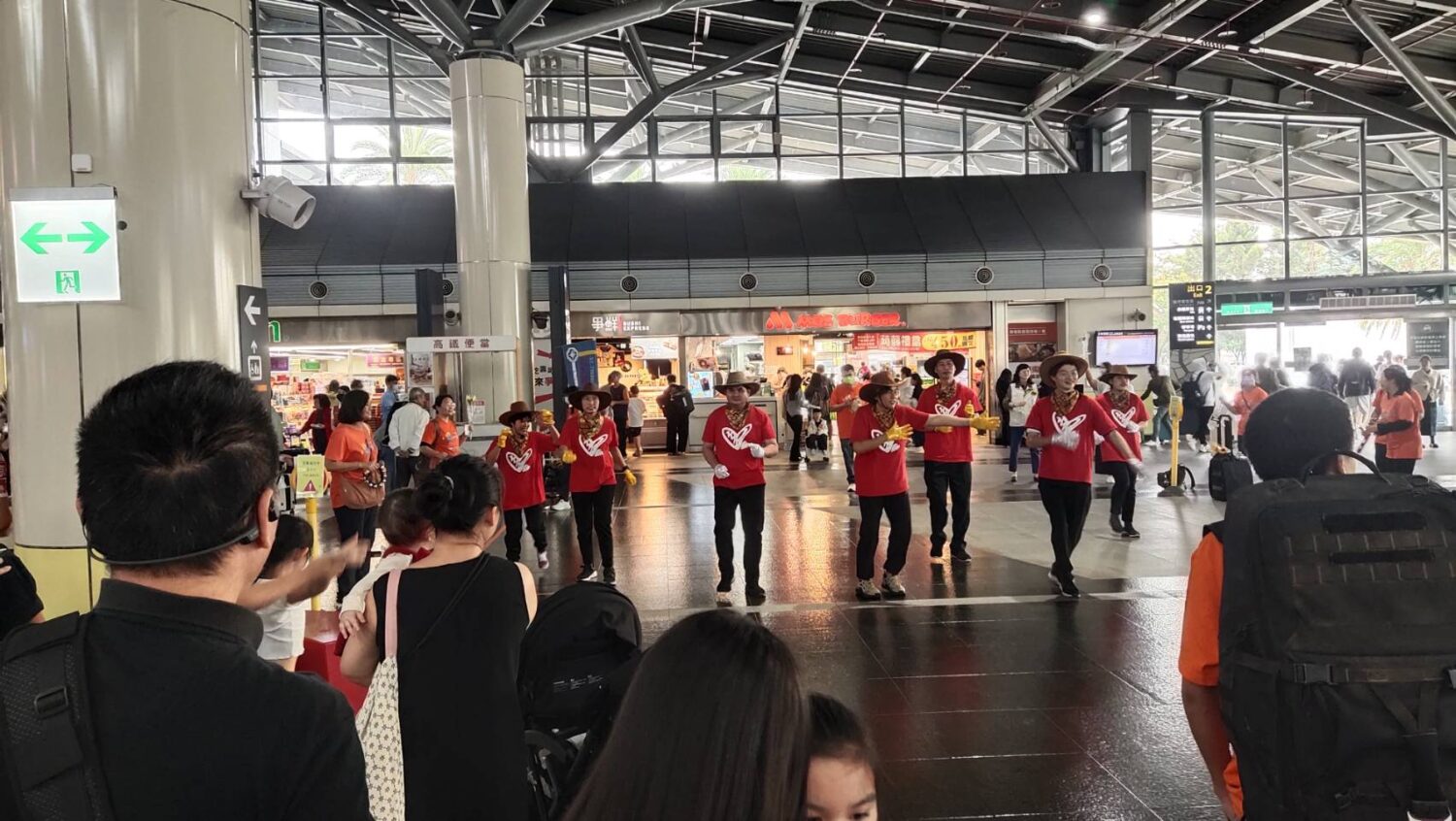 高鐵台南站熱力快閃!身障朋友舞動國際身心障礙者日
