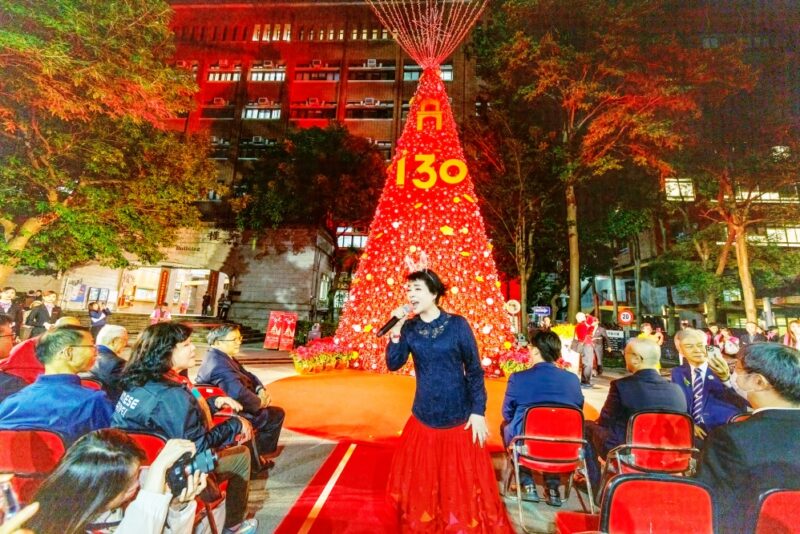 歲末最夯浪漫風情　最高火紅15米聖誕樹璀璨「130向前走」點燈祈福