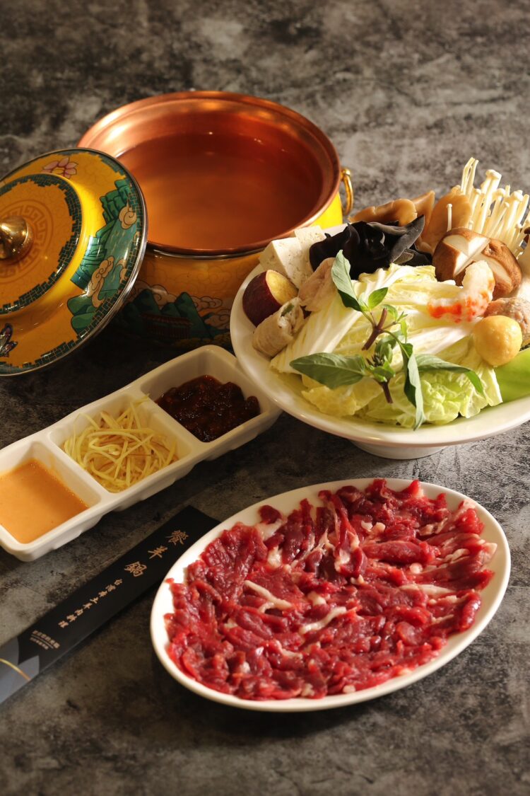 不想吃羊肉，也有鮮美的黑毛豬肉及牛肉可以選擇。圖/饗羊鍋提供