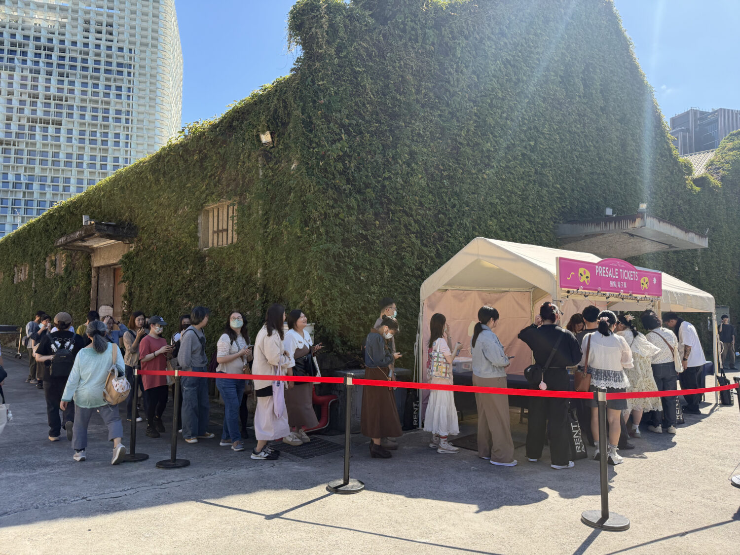 手作控都來看展,滿滿排隊人潮等著進場。圖/愛手創提供