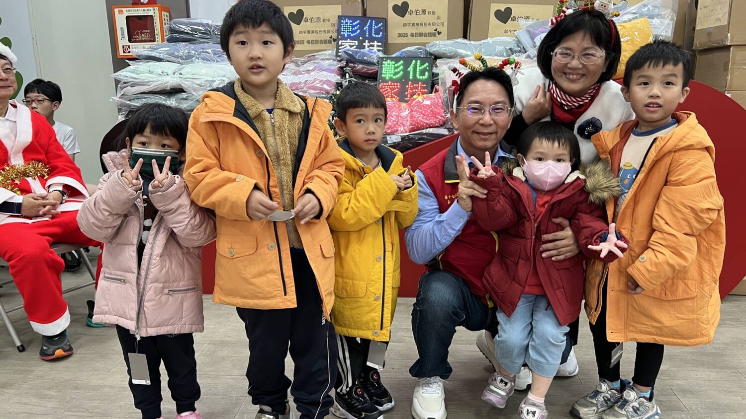 3852件羽絨衣暖心累積!卓伯源化身聖誕老公公送暖彰化家扶