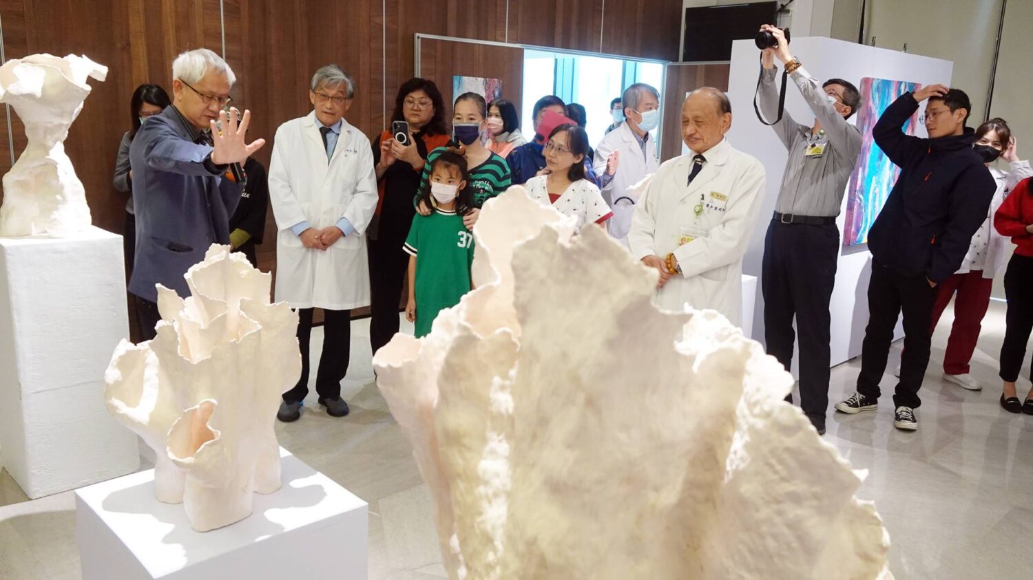 《在刀鋒窯火裂縫中》鄭良珊醫師創作個展開展 《在刀鋒窯火裂縫中》鄭良珊醫師創作個展開展