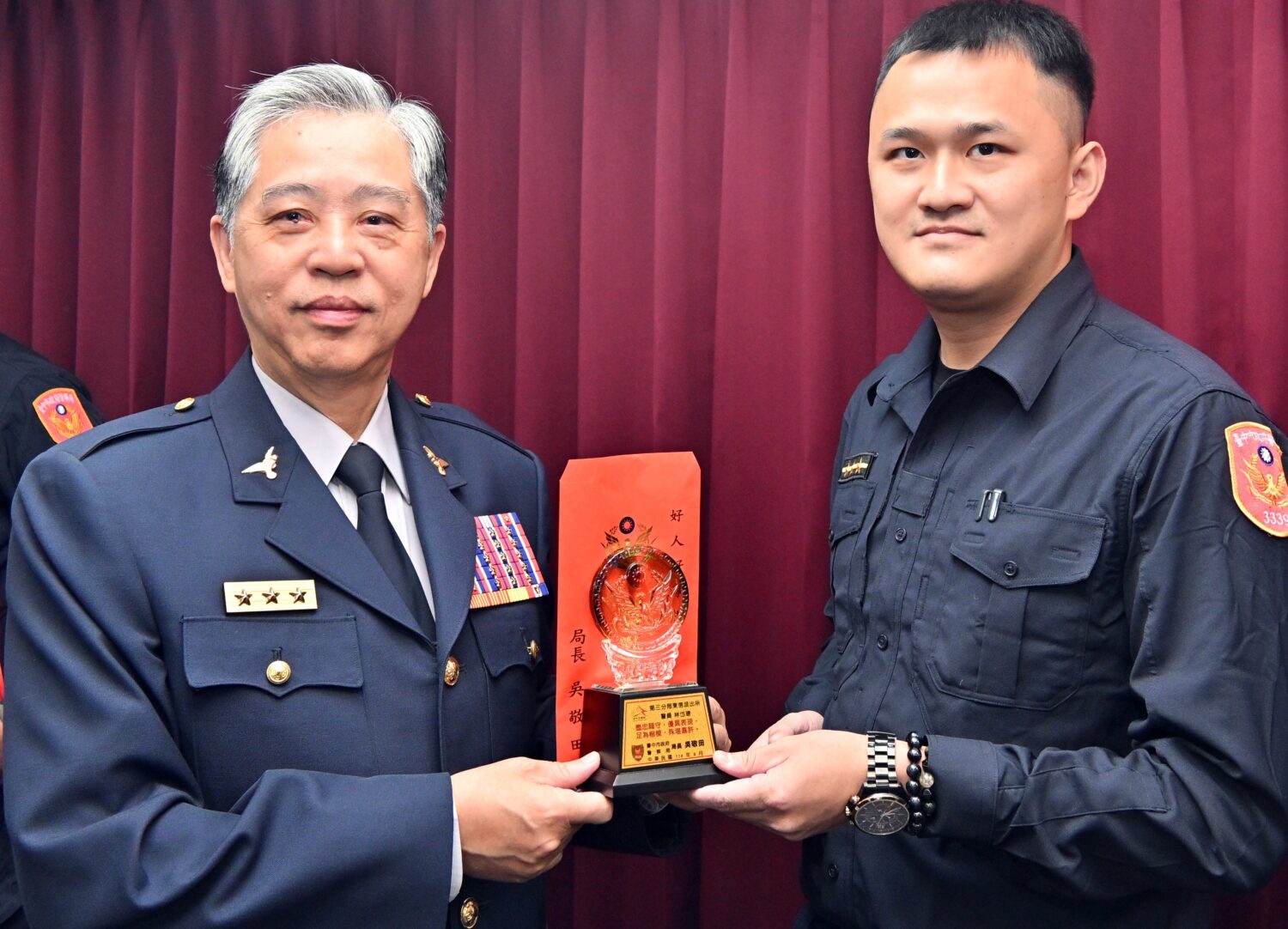 林岱瑭奪下自殘女子尖刀           吳敬田公開表揚稱許肯定