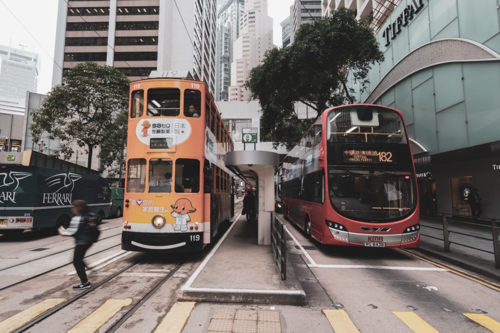 在中環可以坐電車，電車是香港影視作品裡面很常出現的移動地標。圖/123RF圖庫