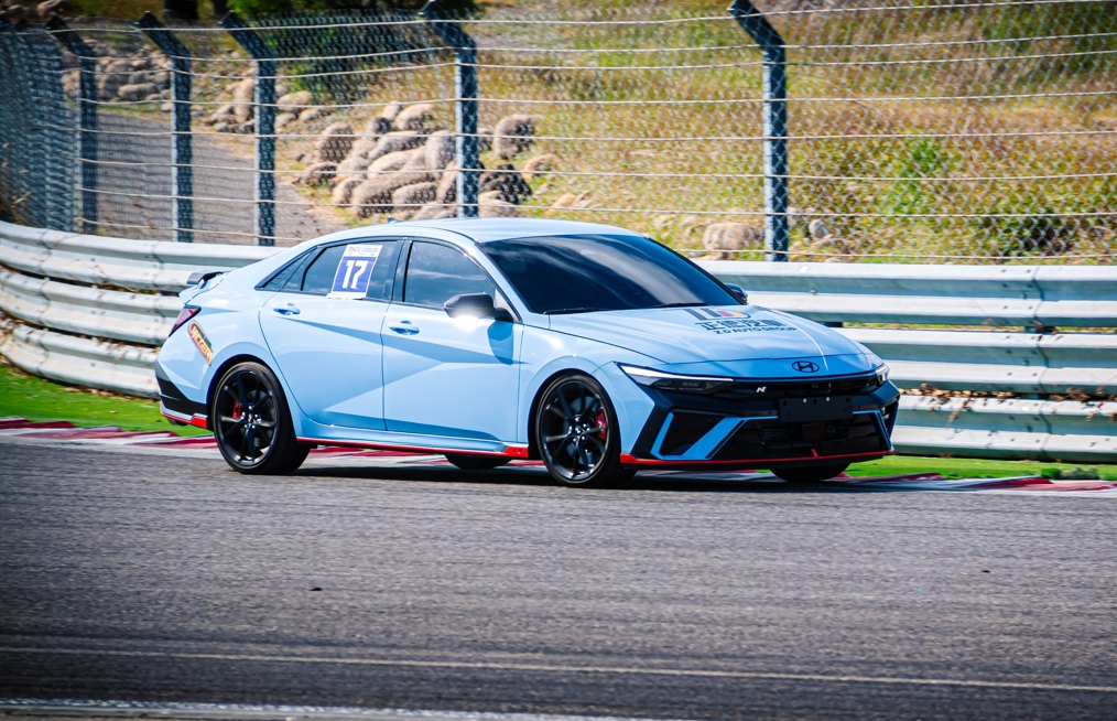 AVANTE N 7.5於賽道實際奔馳，將賽道科技延伸至量產性能房車，兼顧日常與熱血駕馭。圖/正德汽車提供