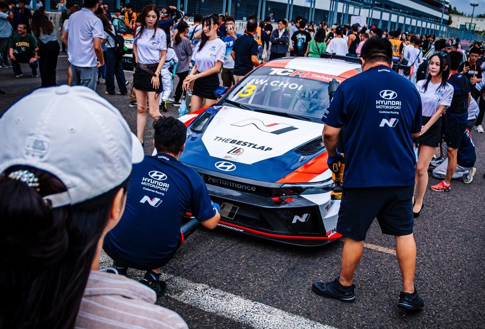 正德汽車攜手Hyundai N參與房車賽事活動現場，專業技師團隊於賽前進行車輛整備，吸引車迷近距離感受N系列的性能魅力。圖/正德汽車提供