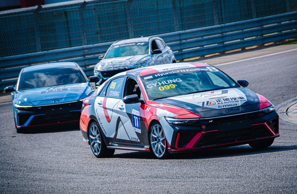 AVANTE N 7.5在彎道與直線加速中展現280匹馬力與精準操控，讓更多車迷體驗高性能房車在賽道上的實力。圖/正德汽車提供