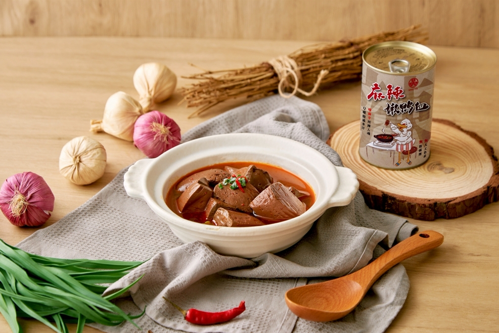 滑嫩大塊的鴨血浸在香麻湯頭中,每一口都飽含湯汁。嚴選台灣純鴨血,開罐加熱即可享用,為寒冷日子增添一份即刻上桌的幸福感。圖/廣達香提供