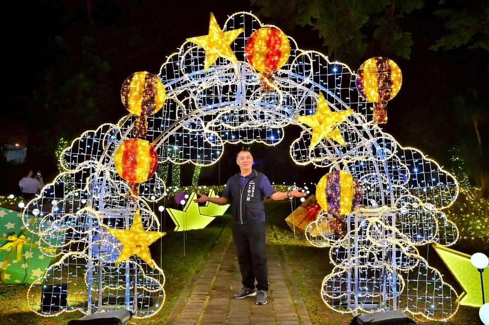 雲間啟夢以星光引路，穿越雲海，熱氣球傳遞祝福與希望，石岡區公所區長徐天龍熱烈歡迎民眾來看燈景。圖/石岡區公所提供