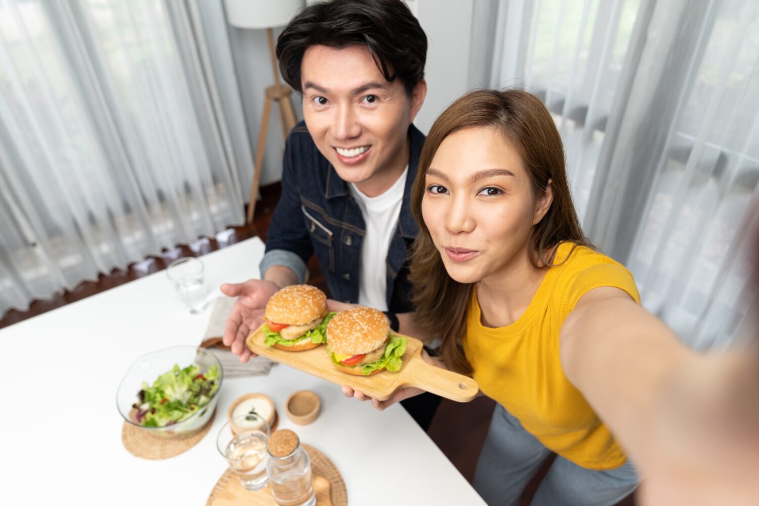 因為懂得尊重，有姊姊的男生跟女朋友吃飯時，也會配合女方的喜好來挑選餐廳。圖/123RF圖庫