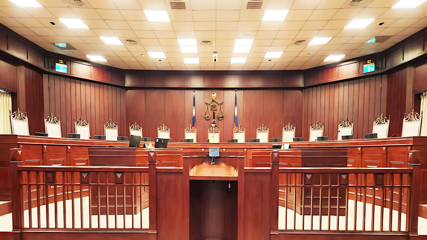 台灣政治制度信任危機？ 憲政程序裂解與民意迴旋